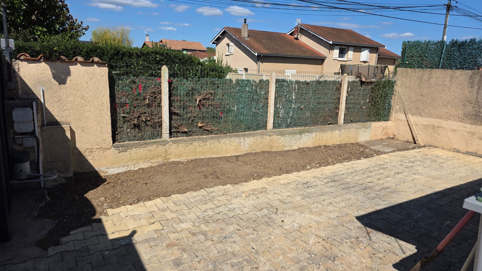 Apres abattage des arbres et arrachage des souches avec remise en place des pavés